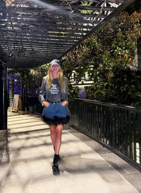 Nicole Neumann marca tenencia al llevar los mocasines con soquetes.