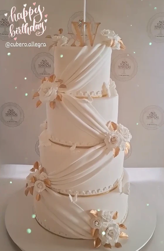 El cierre tuvo como protagonista a una imponente torta de cuatro pisos blanca, con detalles dorados y un diseño que simulaba un velo cayendo sobre cada nivel.