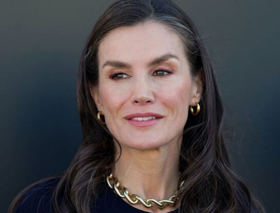 Letizia Ortiz confirma la fórmula del estilismo más versátil invierno: pollera larga + botas altas