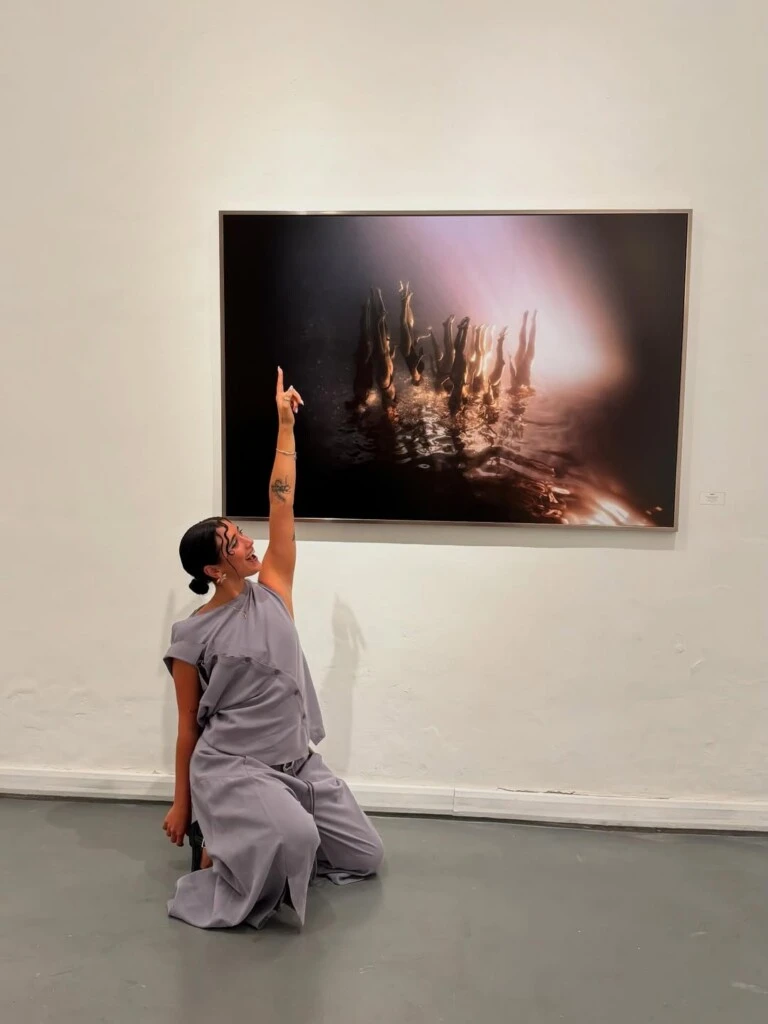 Lejos de abandonar su pasado, la artista resignificó el agua como escenario central de su obra.
