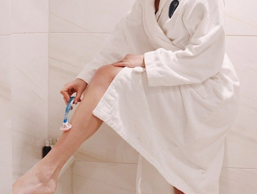 Depilarte en sentido contrario al crecimiento del pelo incrementa las probabilidades de que el vello se encarne.