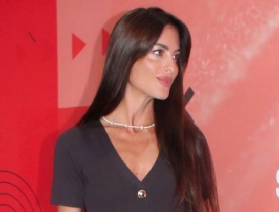 Agustina Casanova apostó al vestido negro midi y marcó tendencia