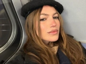 Stefi Roitman y su look invernal en Nueva York: abrigo XL y sombrero bucket