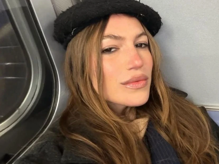 Stefi Roitman y su look invernal en Nueva York: abrigo XL y sombrero bucket