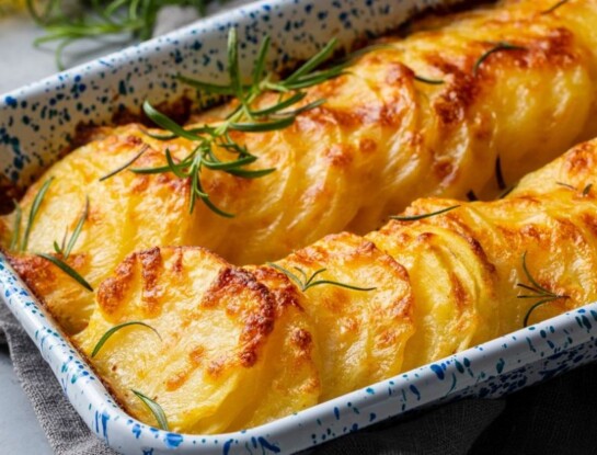 Papas gratinadas con crema y cebolla: la receta para que queden perfectas