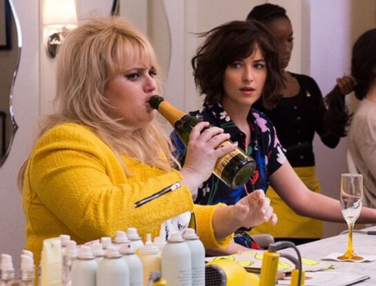 Qué ver en Netflix: la comedia romántica con Dakota Johnson y Rebel Wilson que está en el Top 10