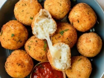 Bombas de papa rellenas de queso: una receta fácil e ideal para las viandas del cole