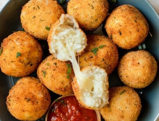 Bombas de papa rellenas de queso: una receta fácil e ideal para las viandas del cole