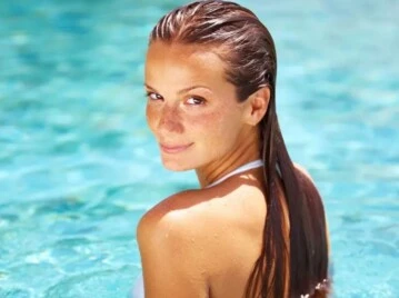 Oído tapado en verano: por qué aumenta el tapón de cerumen y cómo prevenir la otitis externa