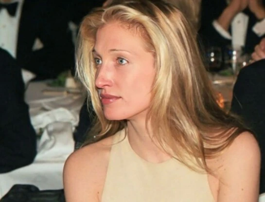 El estilo minimalista de Carolyn Bessette-Kennedy vuelve en 2026 (y así se lleva hoy)