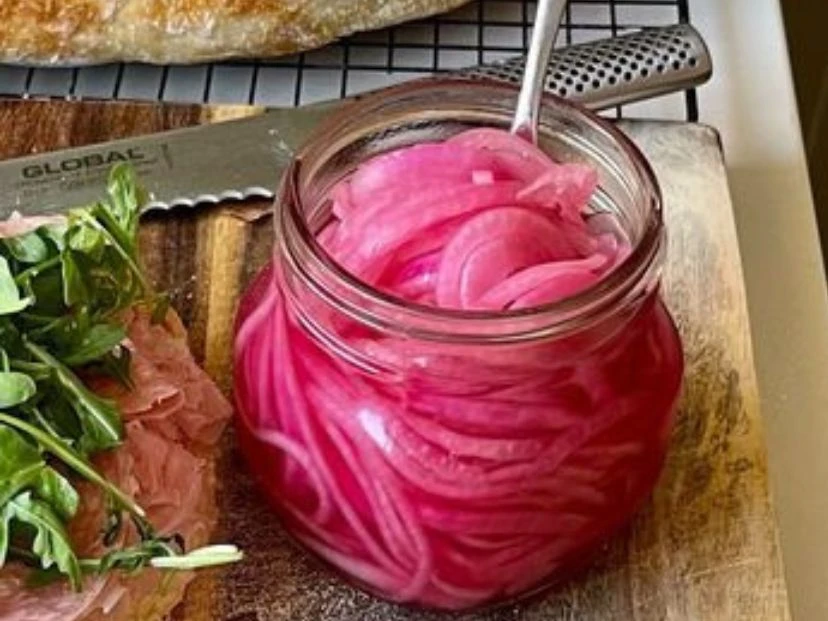 Pickles de cebolla morada: receta práctica para realzar tus platos