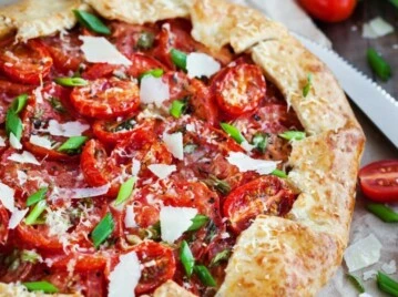 Tarta rústica de queso y tomate: una receta fácil, deliciosa y que te saca de apuros
