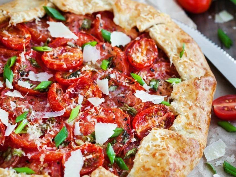 Tarta rústica de queso y tomate: una receta fácil, deliciosa y que te saca de apuros