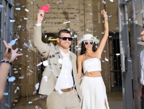 Así fue el look de novia minimalista de Emily Lucius para su casamiento por civil: total white, sombrero y gafas blancas