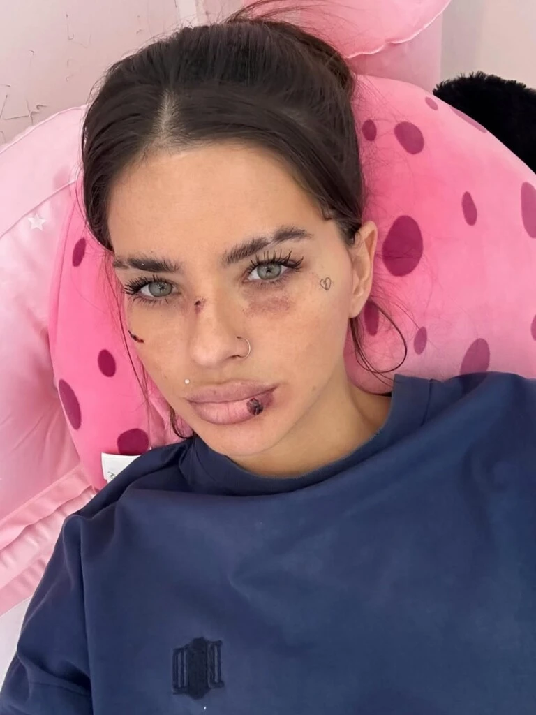 Dentro del penal, su supervivencia la lleva a tomar decisiones estratégicas.