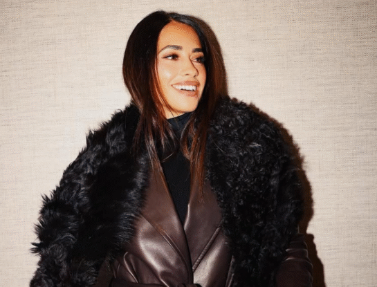 Antonela Roccuzzo anticipa el otoño-invierno con un look comfy chic: abrigo teddy, pantalón wide leg y accesorios clave