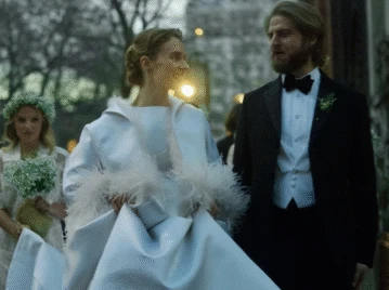 El look minimalista de Maya Hawke: así fue la boda sorpresa en San Valentín de la hija de Ethan Hawke y Uma Thurman