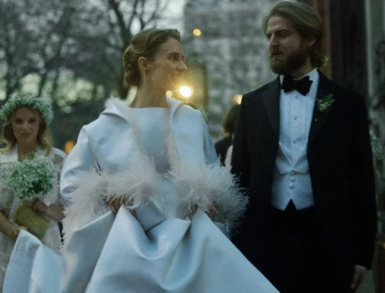 El look minimalista de Maya Hawke: así fue la boda sorpresa en San Valentín de la hija de Ethan Hawke y Uma Thurman