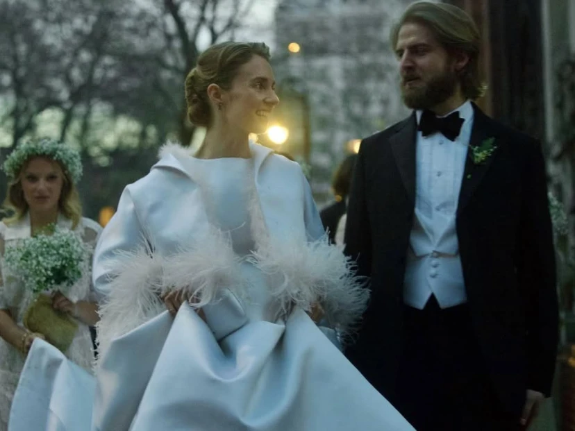 El look minimalista de Maya Hawke: así fue la boda sorpresa en San Valentín de la hija de Ethan Hawke y Uma Thurman