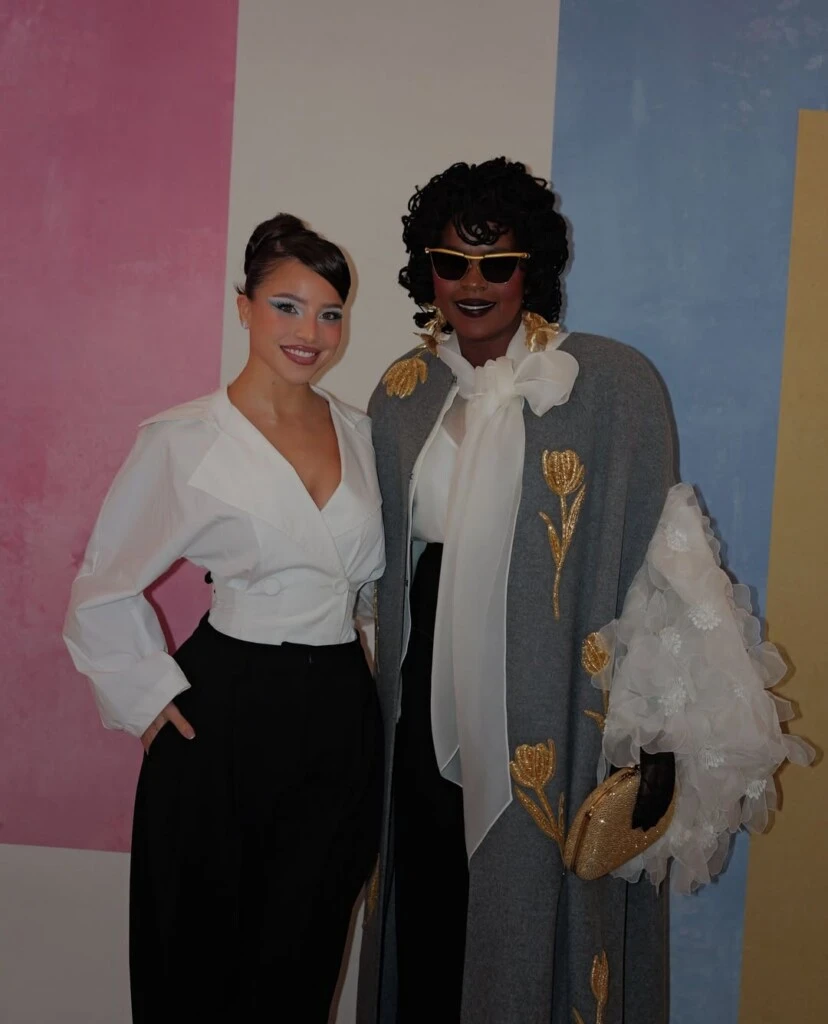 Emilia Mernes junto a Lauryn Hill en el desfile de Carolina Herrera. Foto: IG