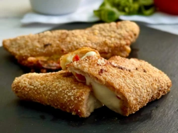Empanaditas de pollo caprese sin harina: una receta liviana, saciante y muy fácil