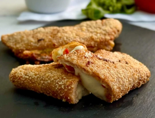 Empanaditas de pollo caprese sin harina: una receta liviana, saciante y muy fácil