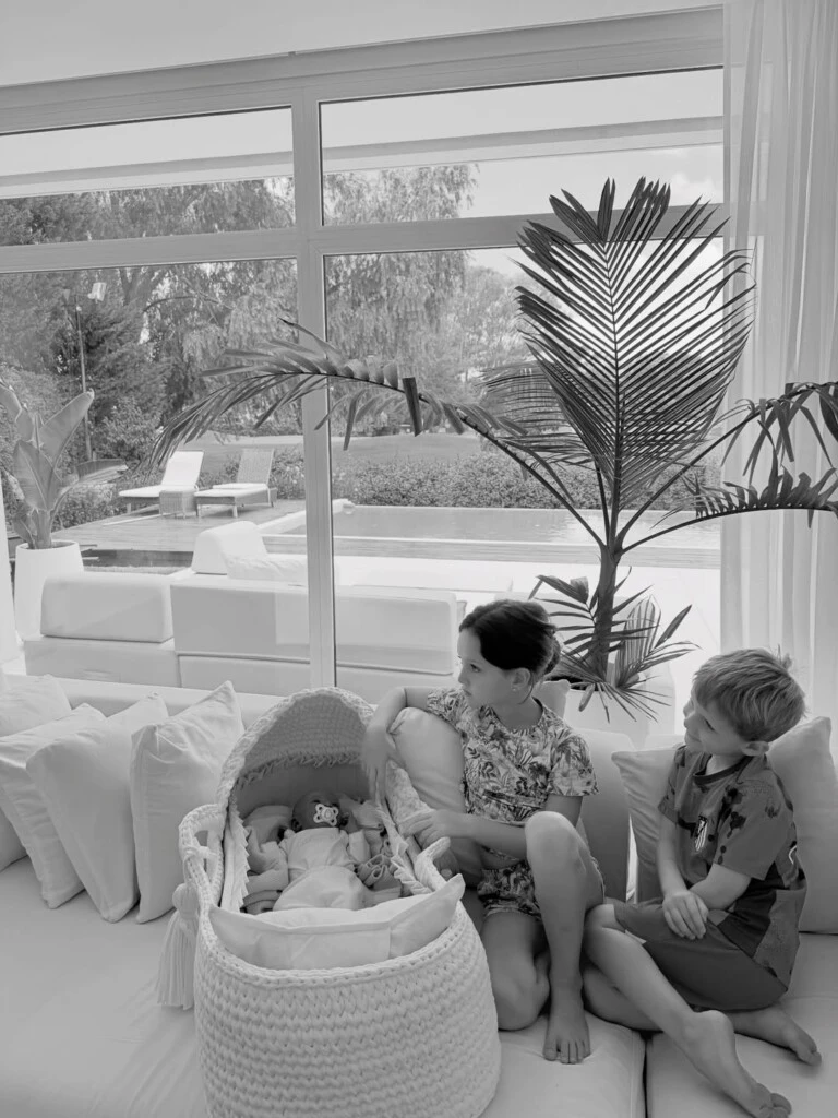 Francesca y Bautista, los hijos de la modelo y Rodrigo De Paul junto a su hermanita.