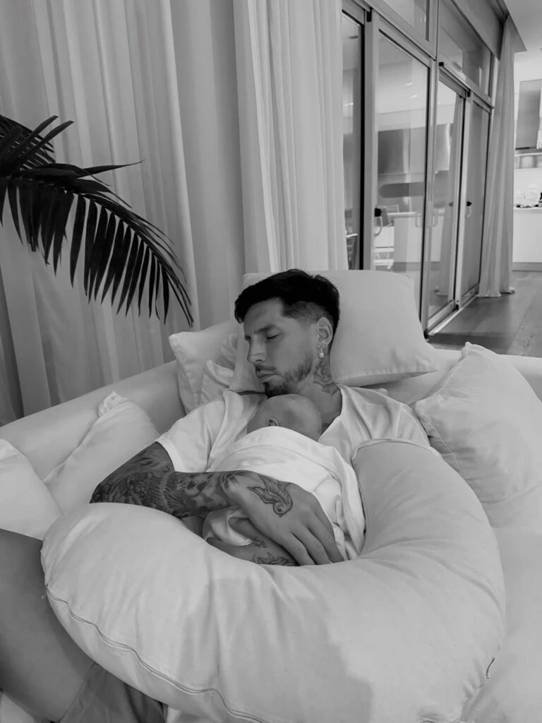 Sosa durmiendo mientras sostiene a la beba.