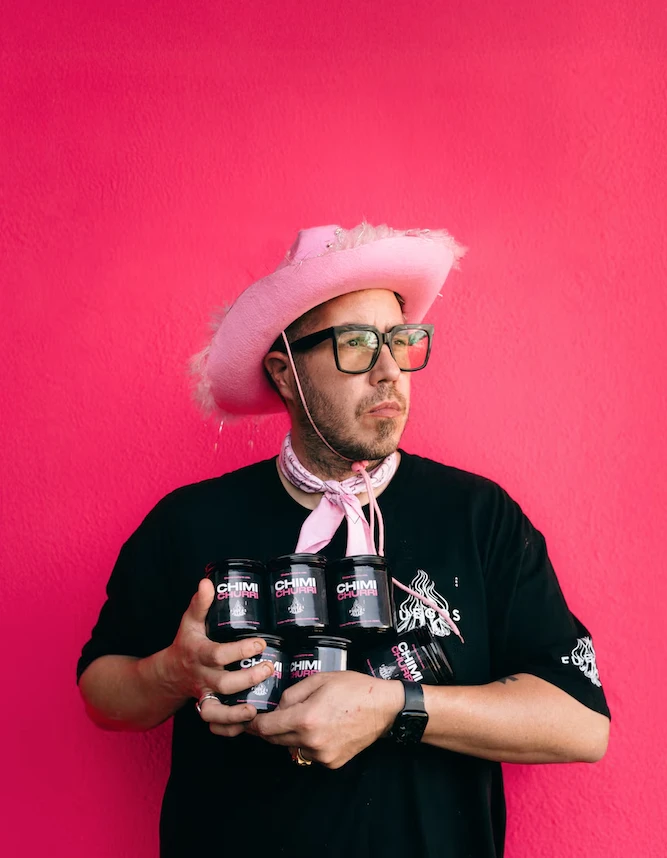 Federico Laboureau asumió el desafío de ambientar por dentro una estructura que ya formaba parte del universo visual del tour, pero cuyo interior nadie había visto jamás. 

“Ellos me pidieron el diseño interior de La Casita, porque obviamente heredé algo que ya estaba en el tour. A mí me dieron toda esa estructura y yo tuve que componer la parte interior”, explicó el creativo argentino, radicado en Los Angeles desde hace más de una década.