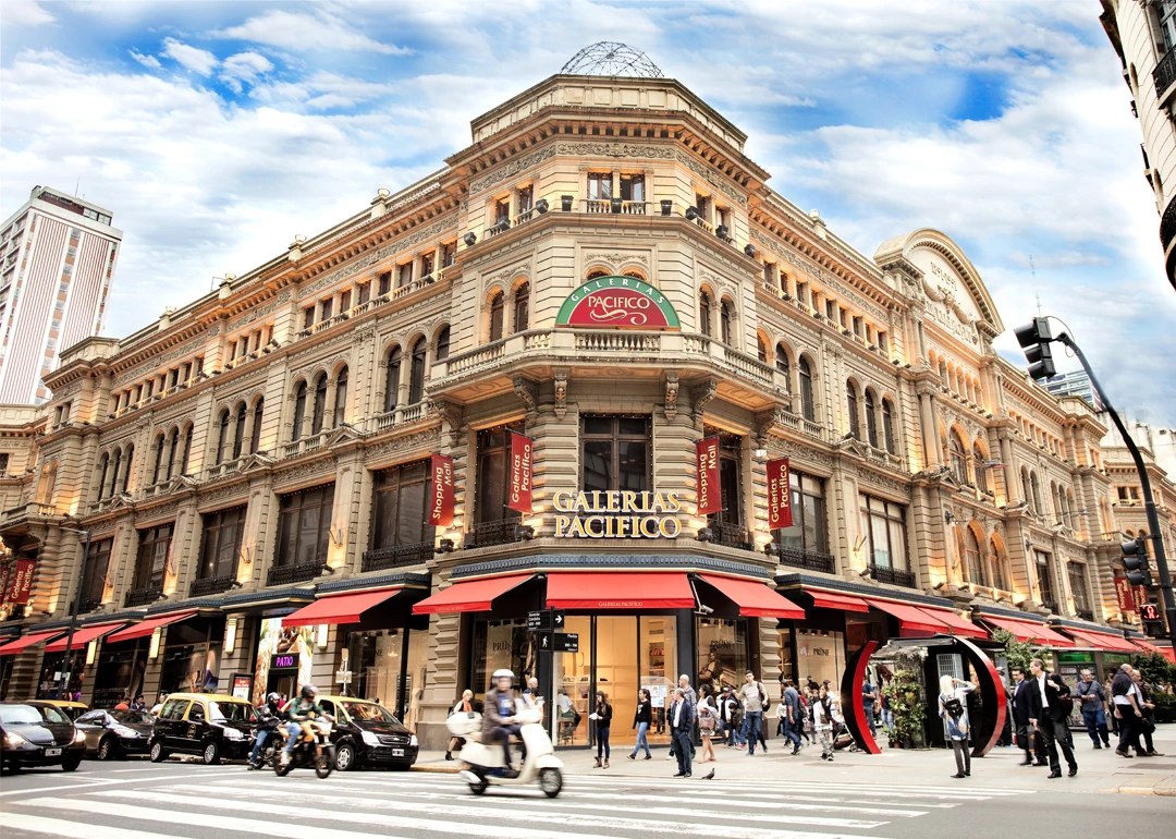 Hoy en día, la fachada de Galerías Pacífico se encuentra en mantenimiento.