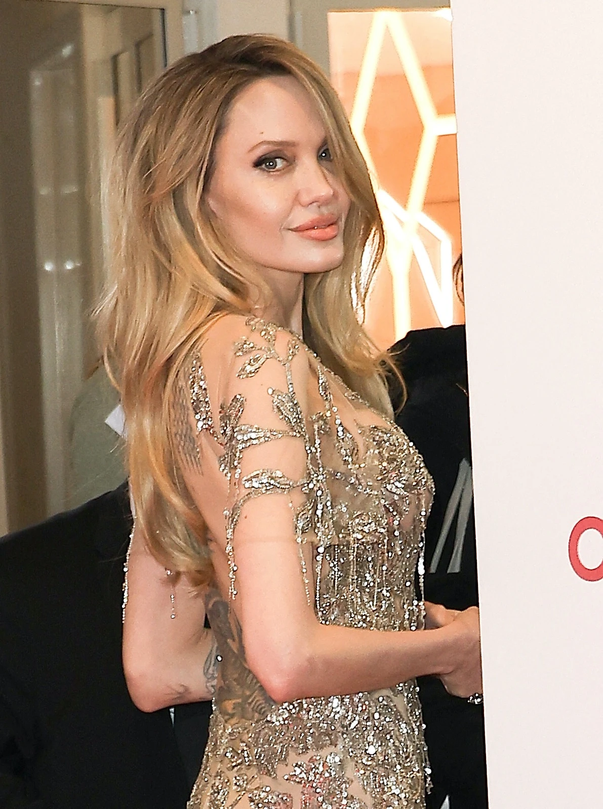 Angelina Jolie y el naked dress joya que deslumbró en París