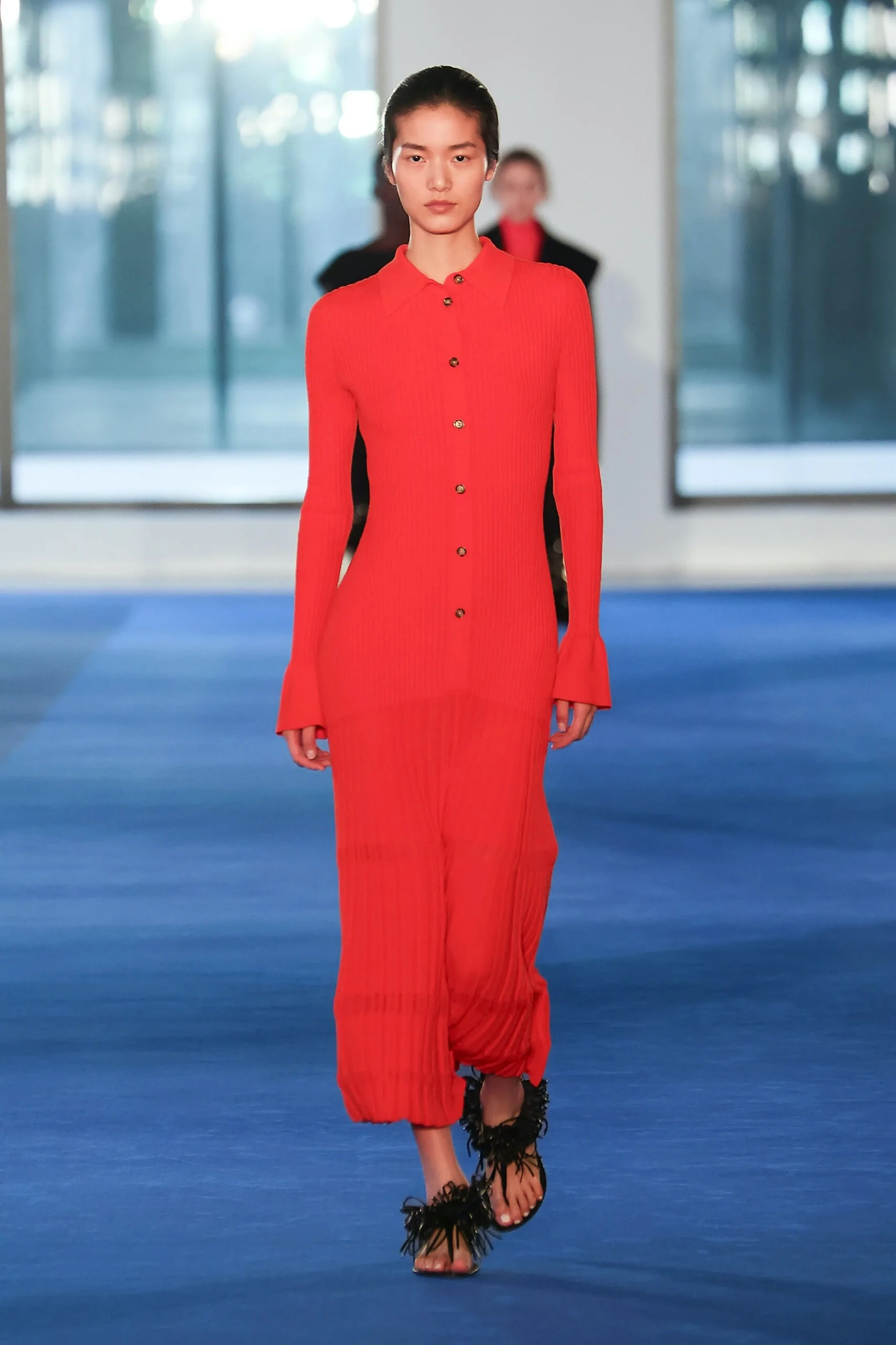 Proenza Schouler Otoño 2026: abrigos envolventes, vestidos fluidos y una sensualidad sutil marcan el debut de Rachel Scott