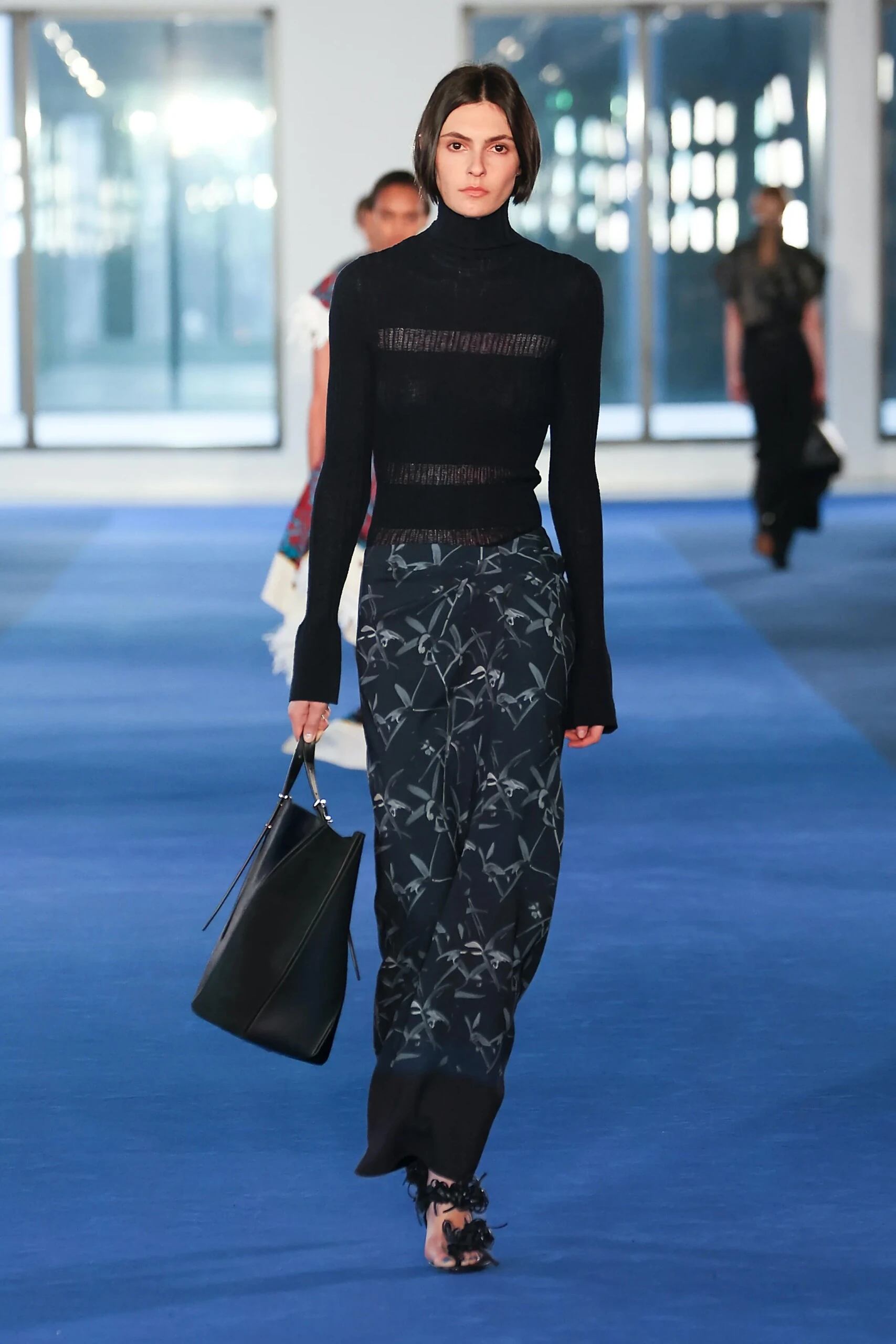 Proenza Schouler Otoño 2026: abrigos envolventes, vestidos fluidos y una sensualidad sutil marcan el debut de Rachel Scott