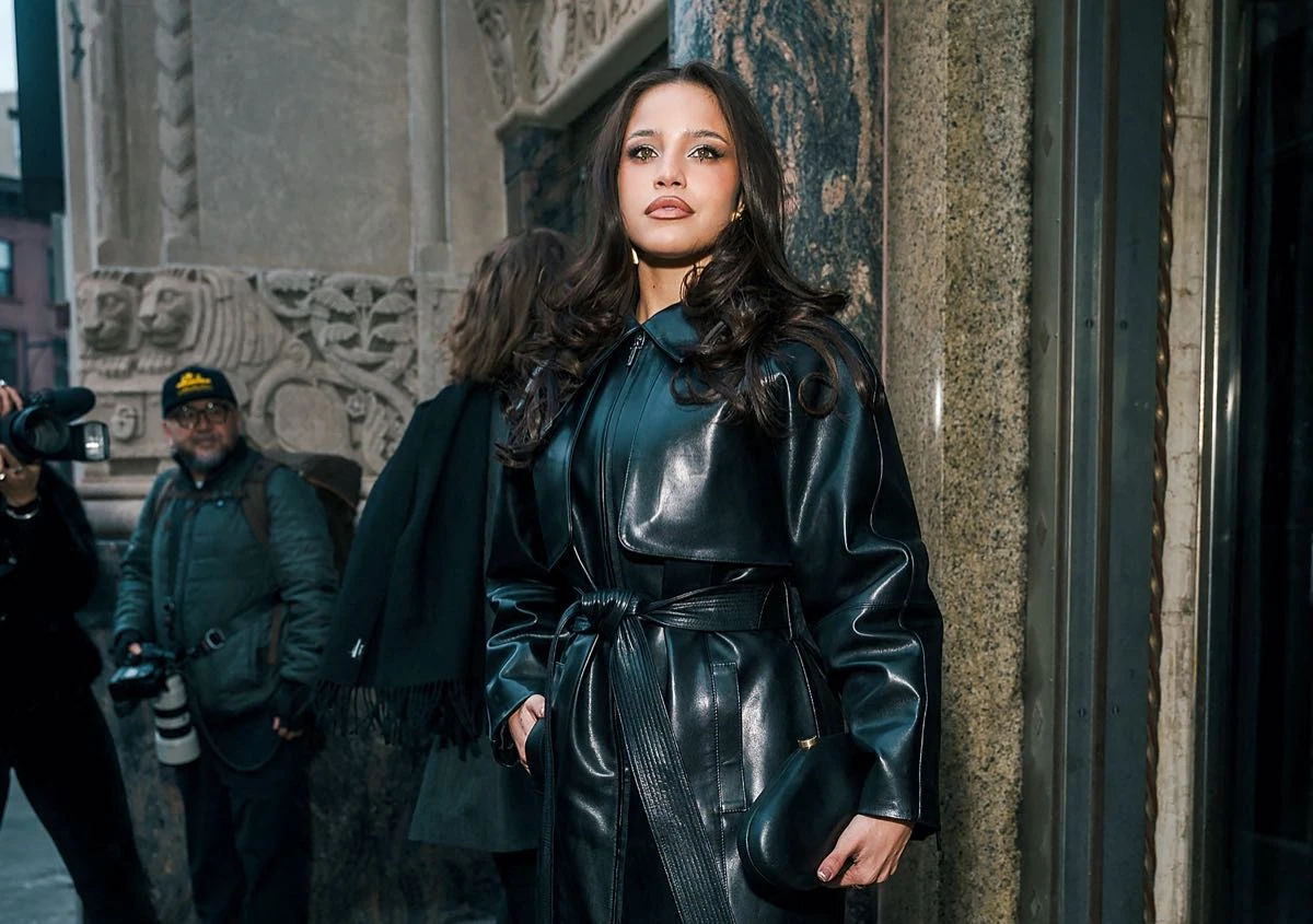 Emilia Mernes sorprendió en  NYFW.
