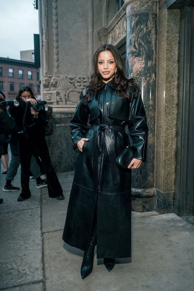 Emilia Mernes sorprendió en  NYFW.