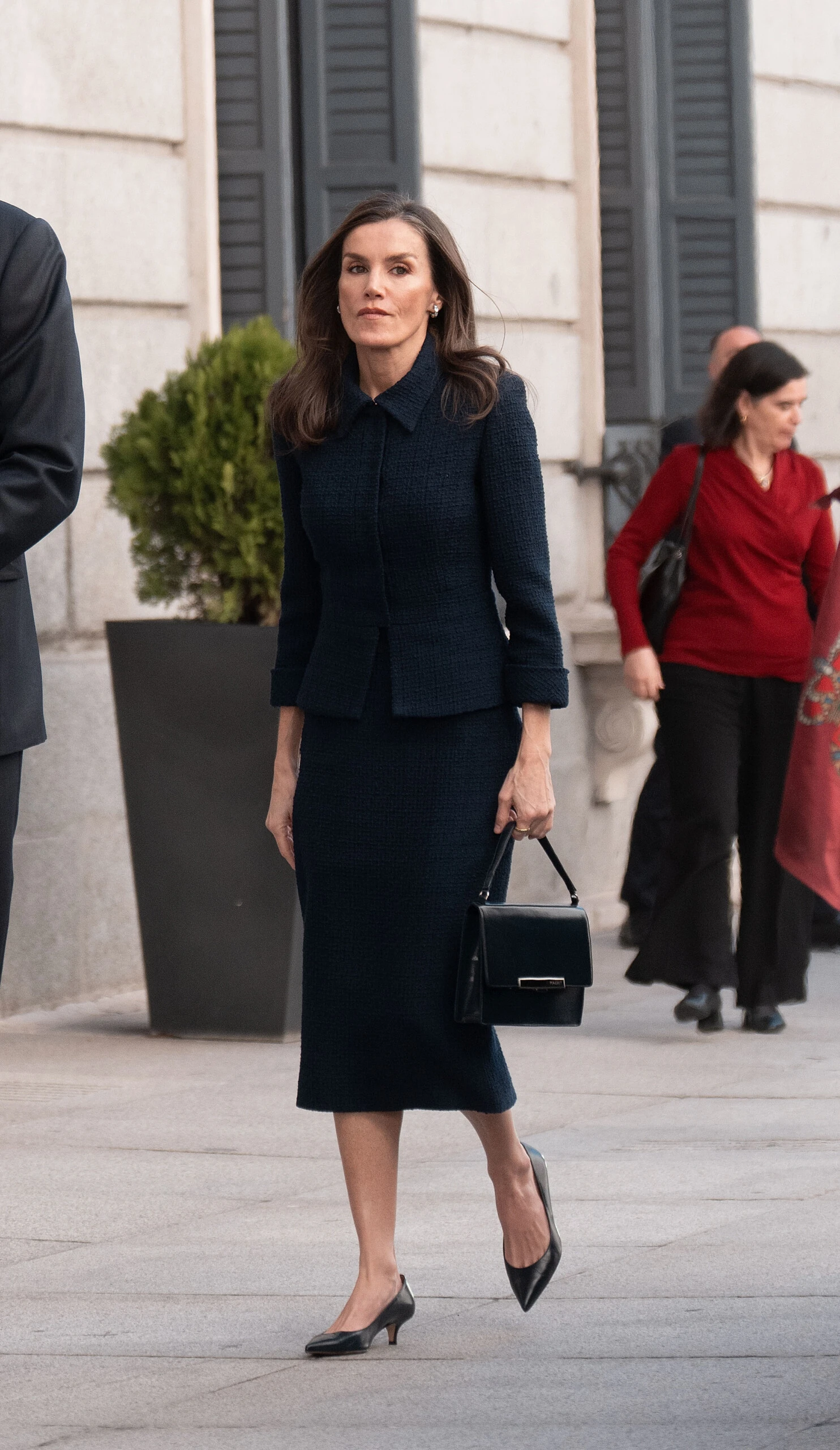 Letizia Ortiz en Madrid con un look de tendencia. 