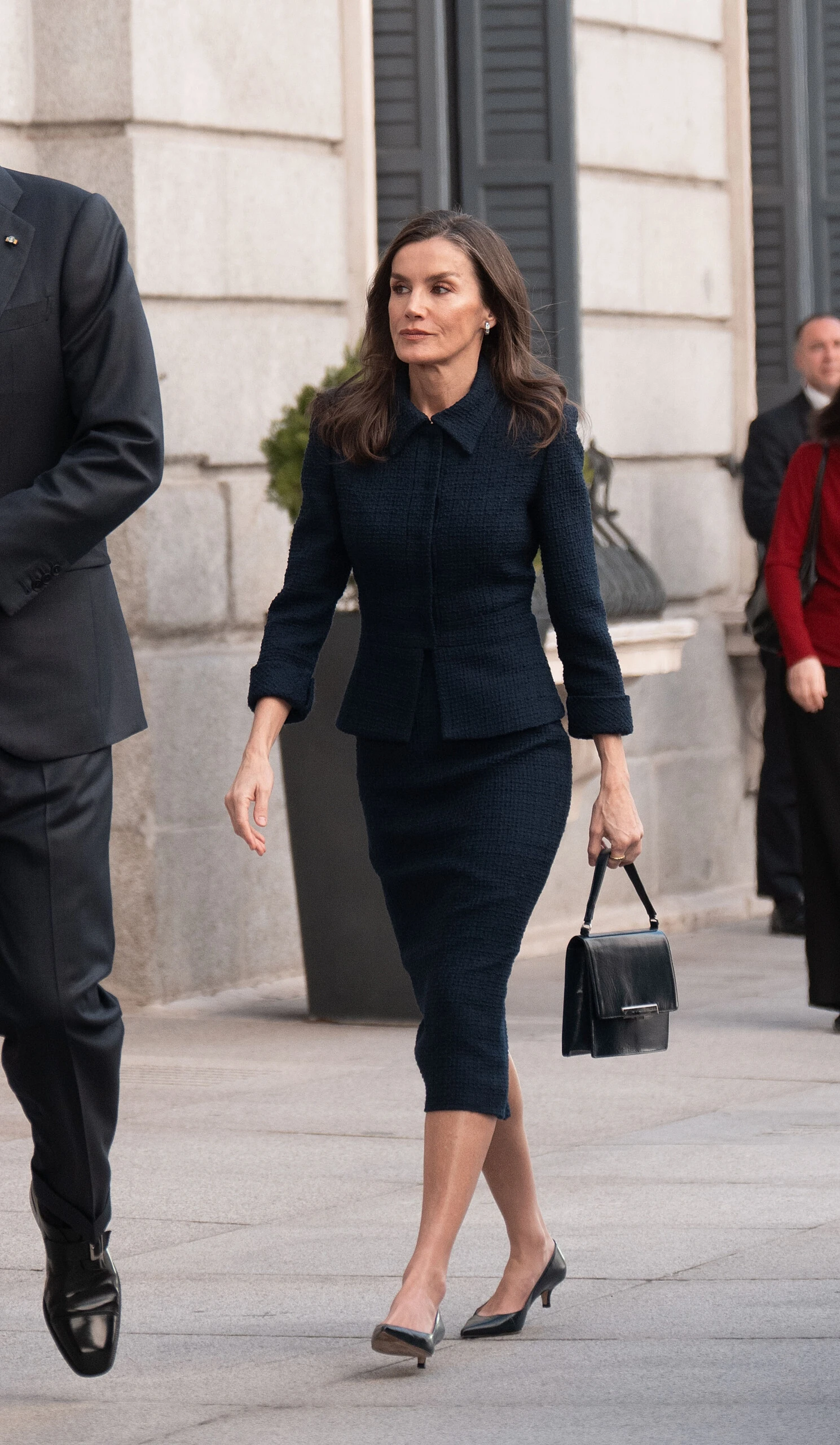 Letizia Ortiz en Madrid con un look de tendencia. 