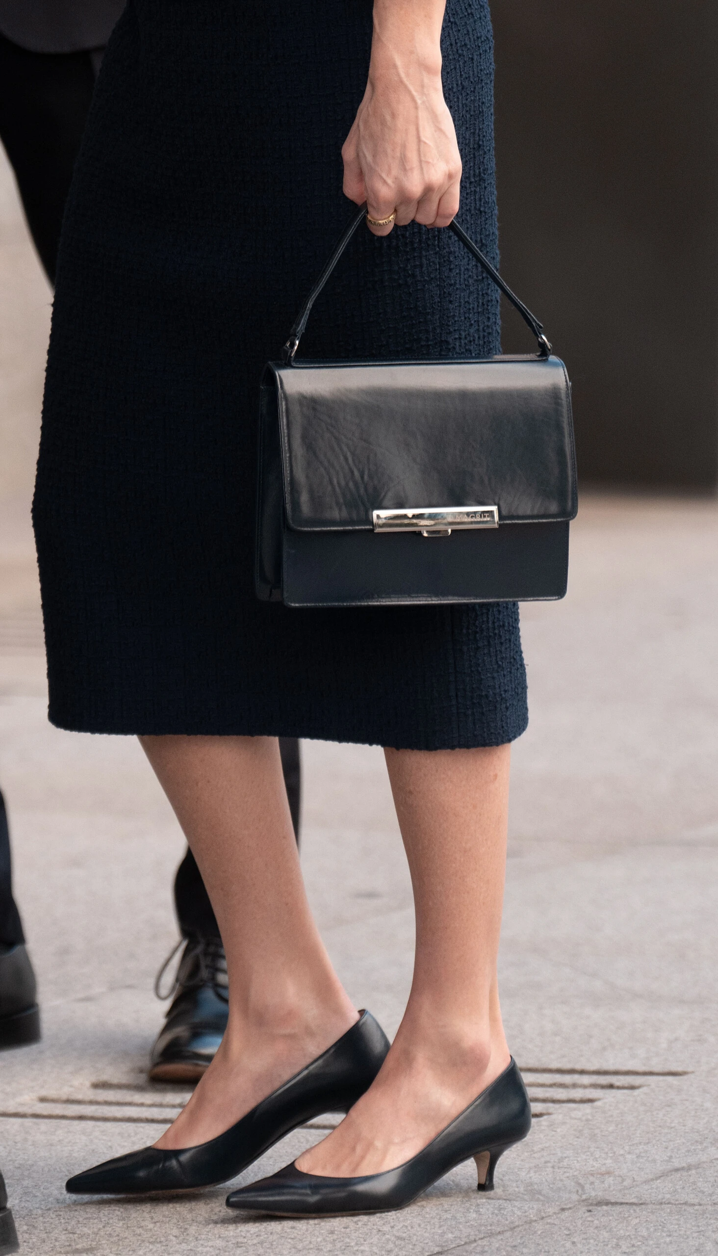 Letizia Ortiz en Madrid con un look de tendencia. 