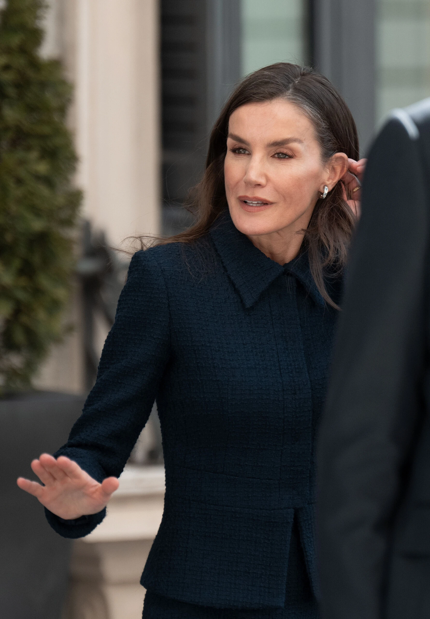 Letizia Ortiz en Madrid con un look de tendencia. 