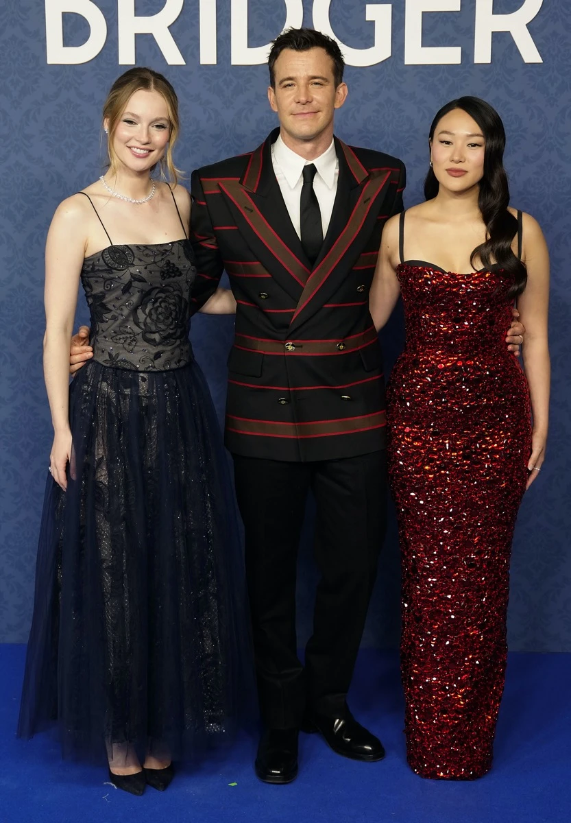 de Luke Thompson a Yerin Ha, los looks de los famosos en el baile de máscaras de Bridgerton