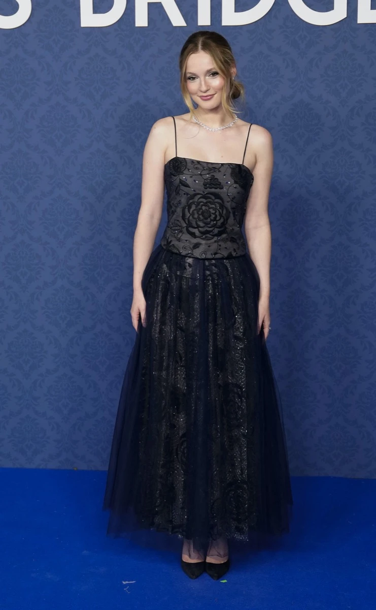 de Luke Thompson a Yerin Ha, los looks de los famosos en el baile de máscaras de Bridgerton