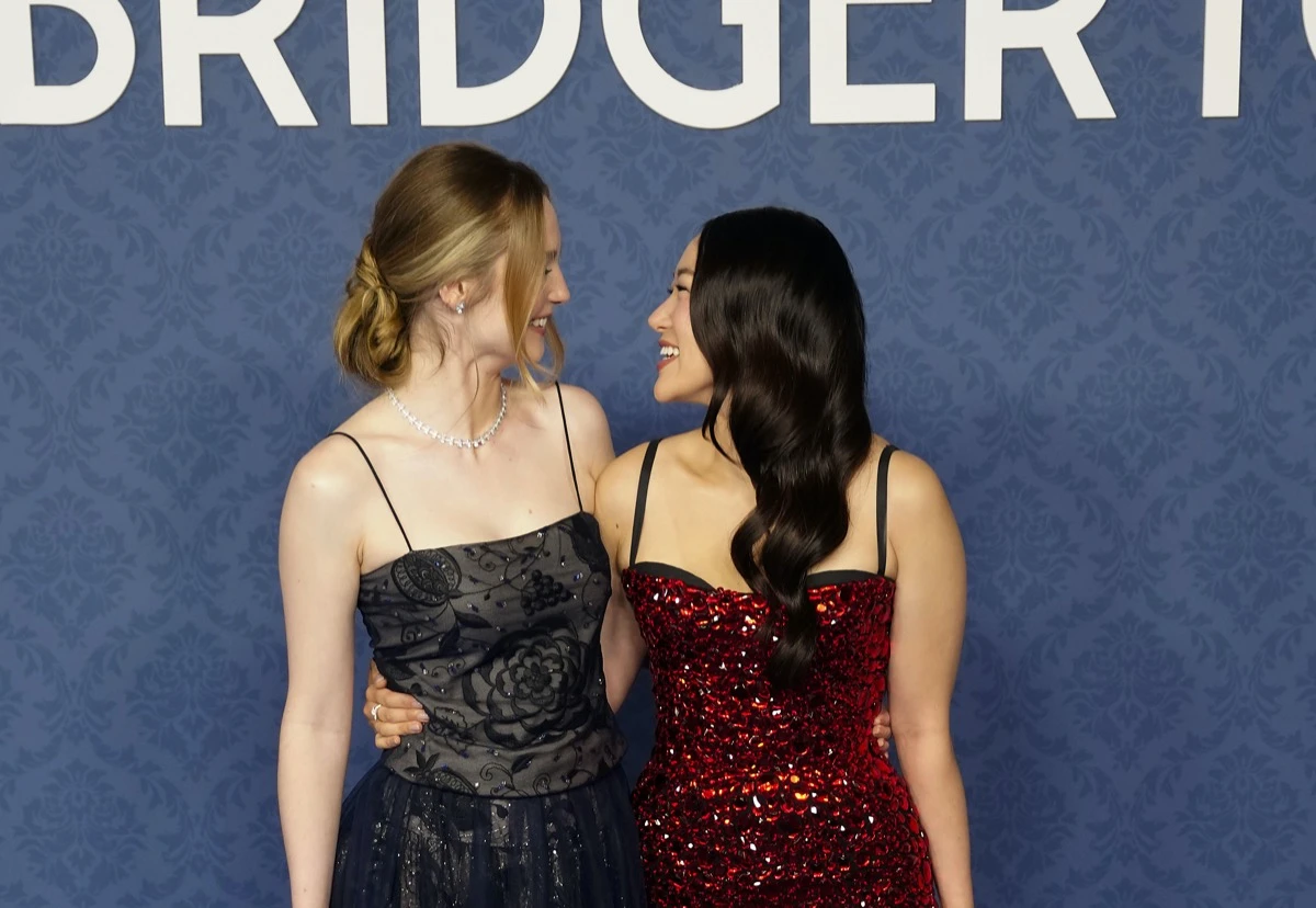 de Luke Thompson a Yerin Ha, los looks de los famosos en el baile de máscaras de Bridgerton