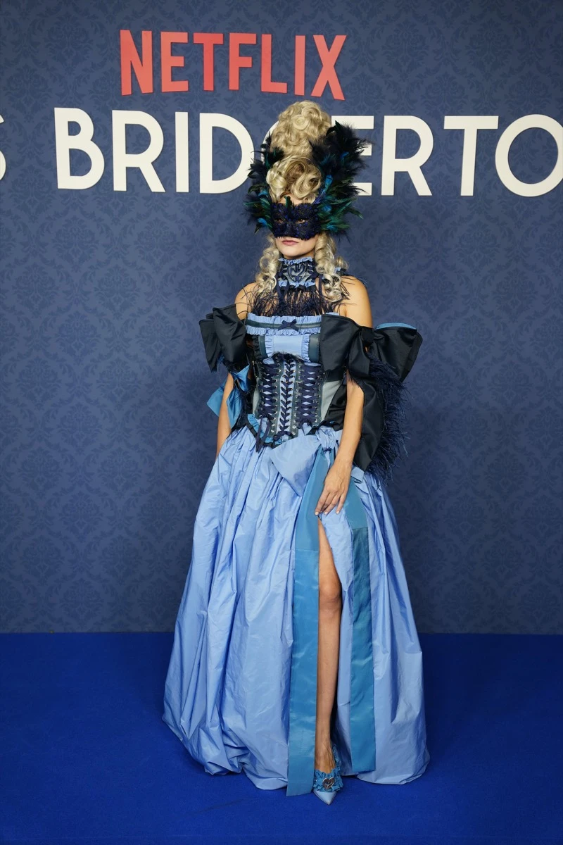 de Luke Thompson a Yerin Ha, los looks de los famosos en el baile de máscaras de Bridgerton