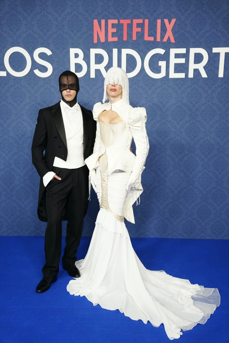 de Luke Thompson a Yerin Ha, los looks de los famosos en el baile de máscaras de Bridgerton