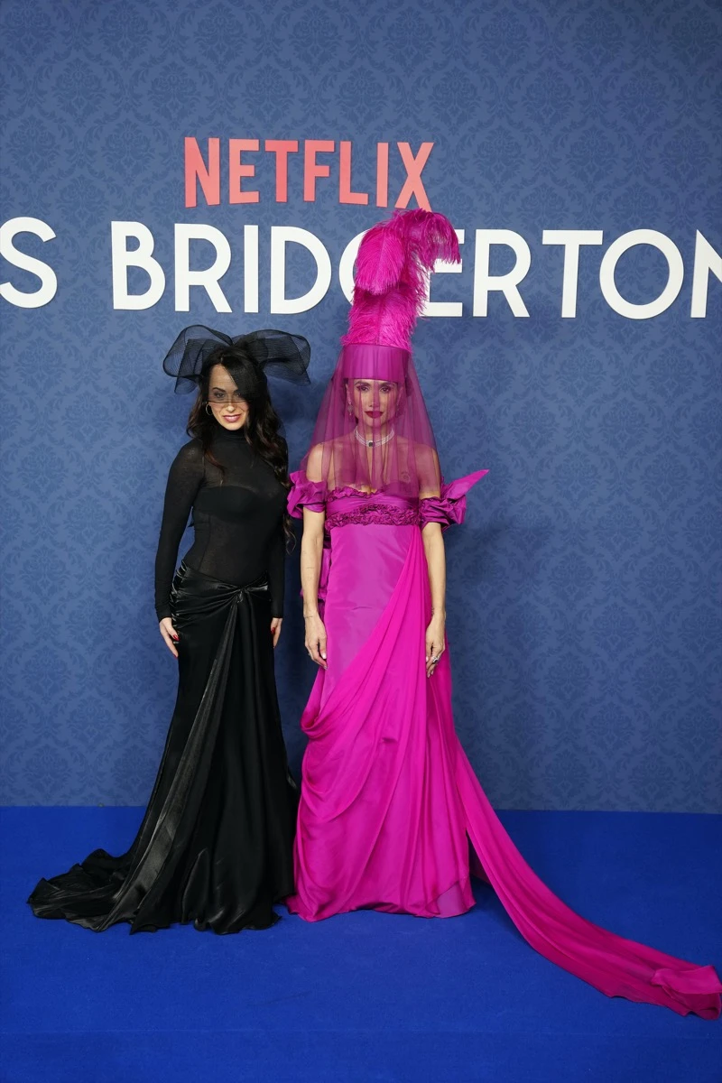 de Luke Thompson a Yerin Ha, los looks de los famosos en el baile de máscaras de Bridgerton