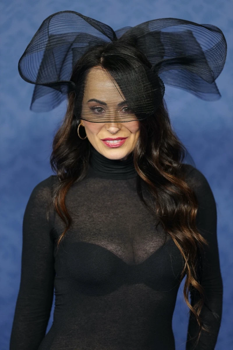 de Luke Thompson a Yerin Ha, los looks de los famosos en el baile de máscaras de Bridgerton