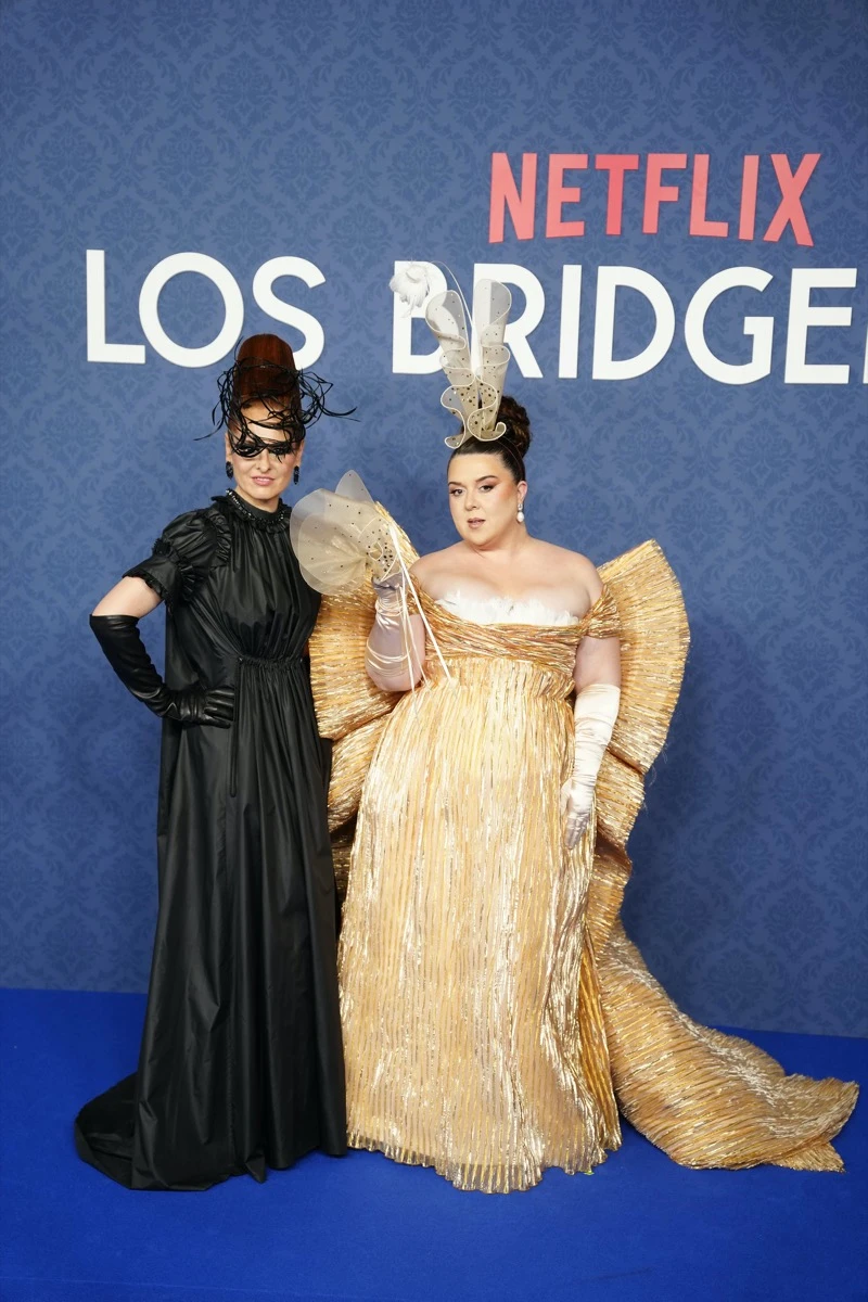 de Luke Thompson a Yerin Ha, los looks de los famosos en el baile de máscaras de Bridgerton