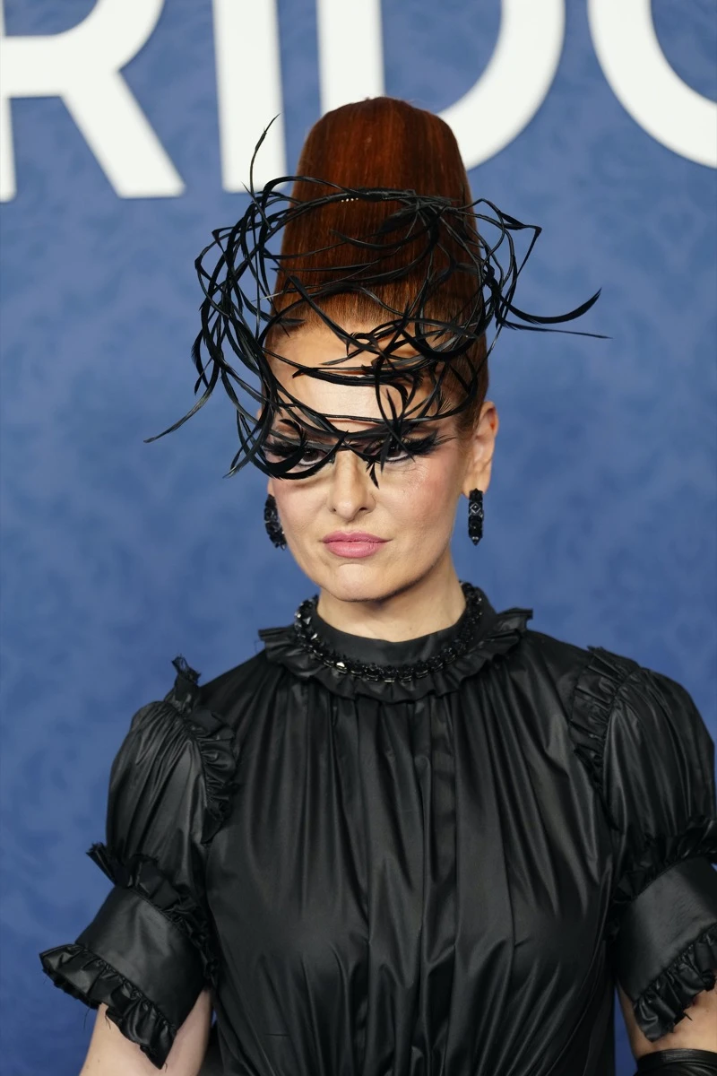 de Luke Thompson a Yerin Ha, los looks de los famosos en el baile de máscaras de Bridgerton