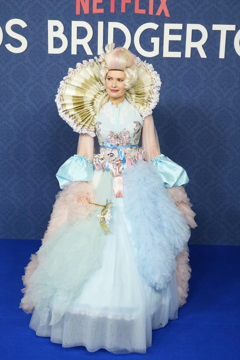 de Luke Thompson a Yerin Ha, los looks de los famosos en el baile de máscaras de Bridgerton