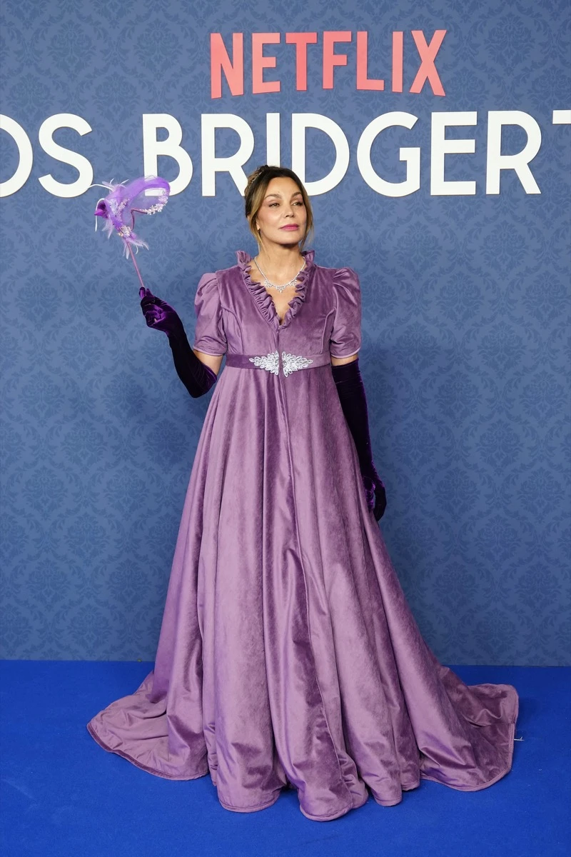 de Luke Thompson a Yerin Ha, los looks de los famosos en el baile de máscaras de Bridgerton